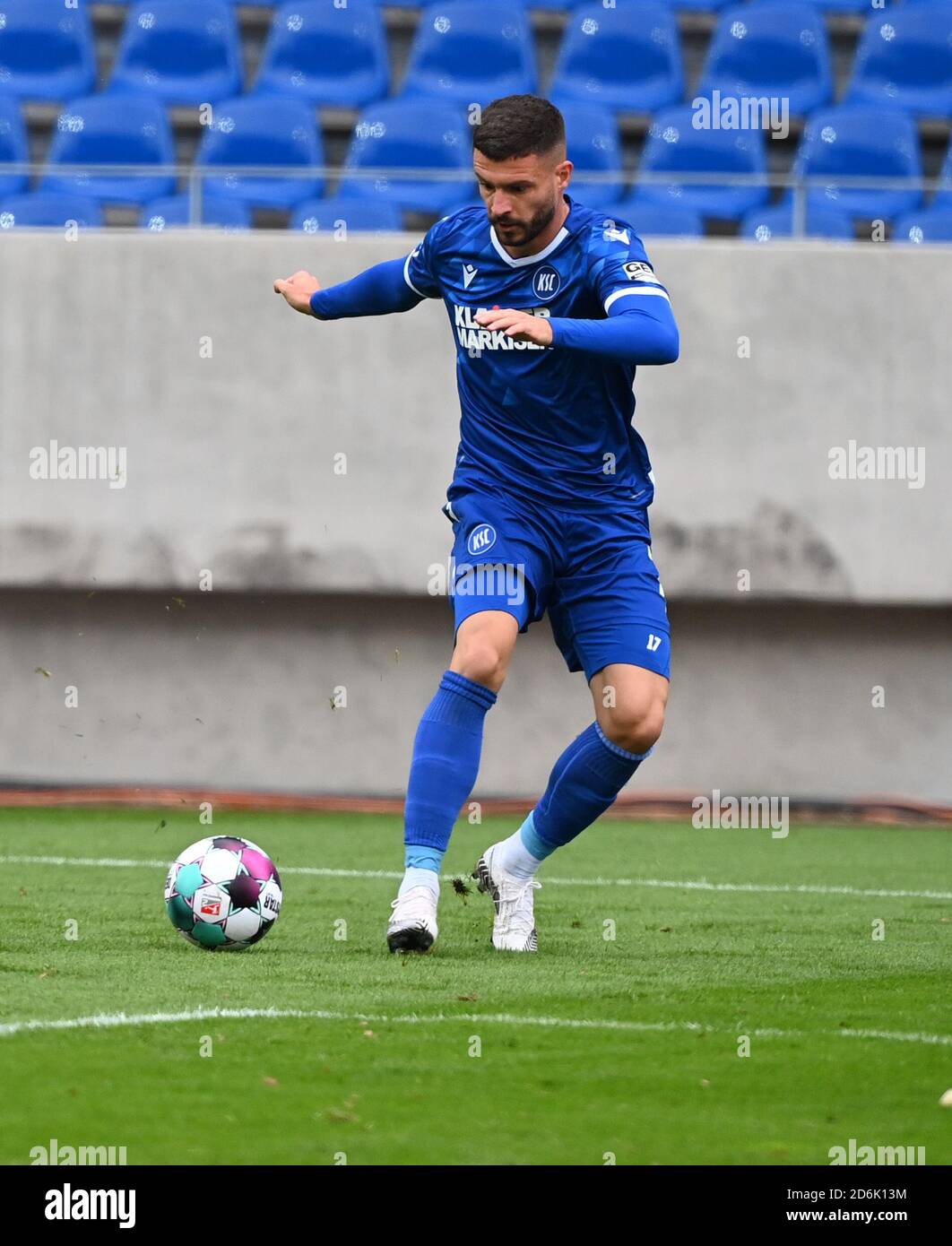 Karlsruhe, Germania. 17 Ott 2020. Calcio: 2 Bundesliga, Karlsruher SC - SV Sandhausen, 4° incontro nello stadio Wildpark. Il Karlsruhe Marco Djuricin. Credito: Uli Deck/dpa - NOTA IMPORTANTE: In conformità con le norme del DFL Deutsche Fußball Liga e del DFB Deutscher Fußball-Bund, è vietato sfruttare o sfruttare nello stadio e/o nel gioco le fotografie scattate sotto forma di sequenze di immagini e/o serie di foto di tipo video./dpa/Alamy Live News Foto Stock