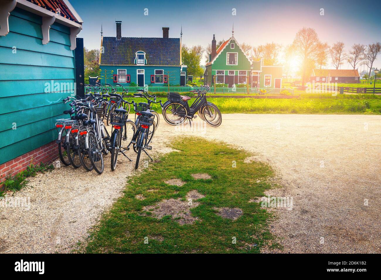 Ottima posizione turistica con tradizionali case in legno all'alba. Biciclette parcheggiate vicino a casa di legno all'alba, Zaanse Schans, Paesi Bassi, Europa Foto Stock