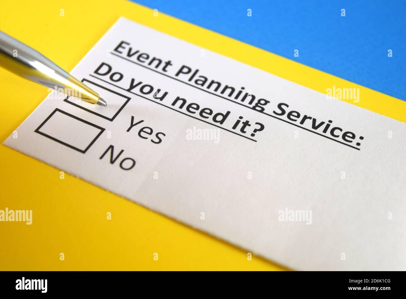 Una persona sta rispondendo alla domanda sul servizio di pianificazione degli eventi. Foto Stock