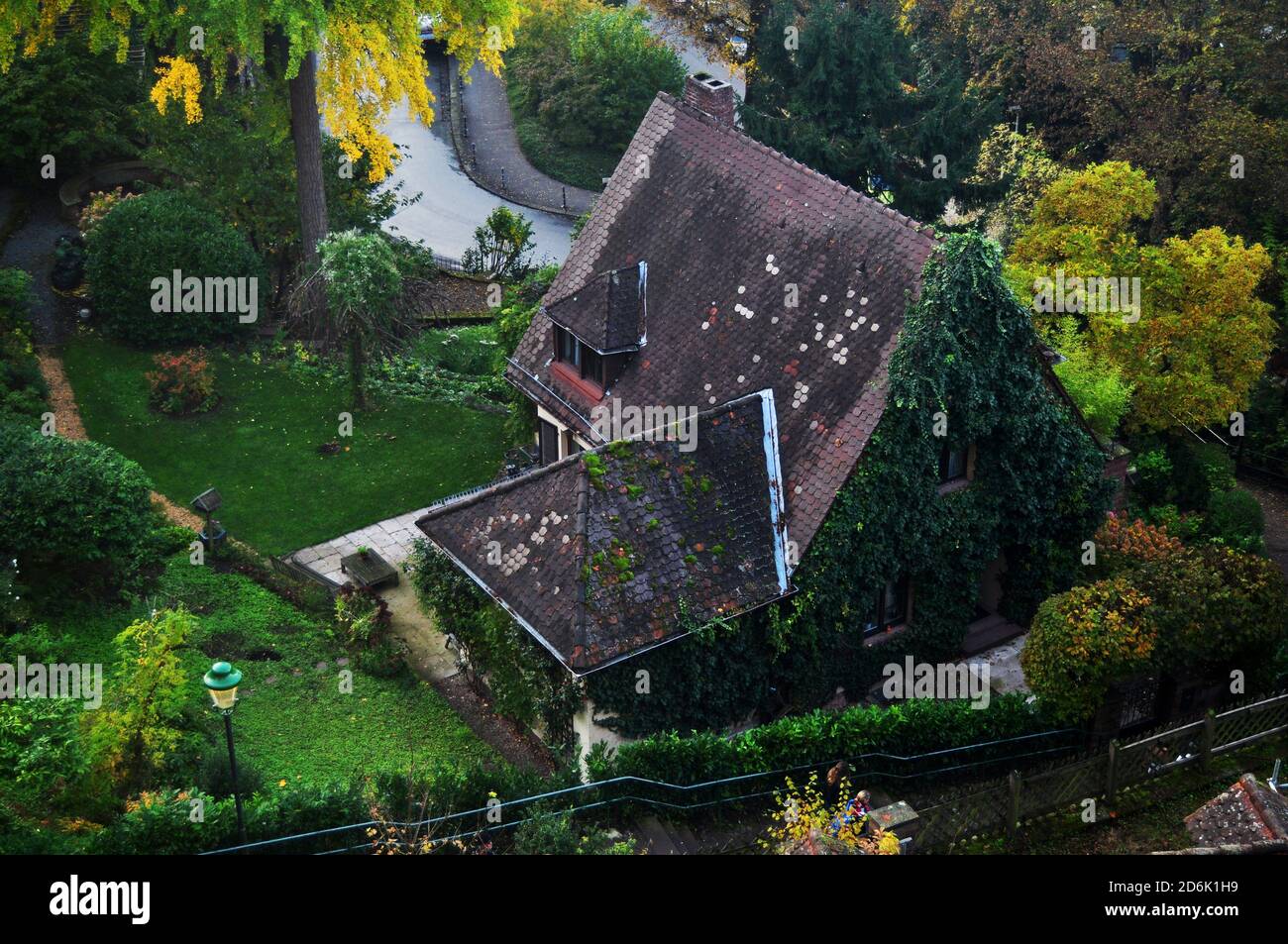 Antico retrò casa cottage vintage in giardino parco all'aperto di Antiche rovine del castello di Heidelberg o del castello di Heidelberger nella città di Heidelberg A Baden Wurt Foto Stock