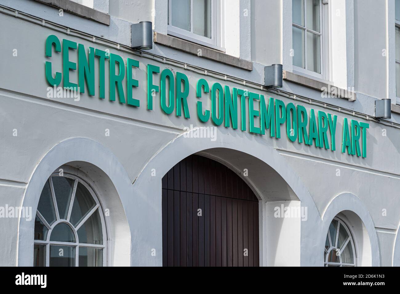 Derry, Irlanda del Nord - 27 settembre 2020: L'insegna per il Centro per l'Arte Contemporanea o CCA a Derry. Foto Stock