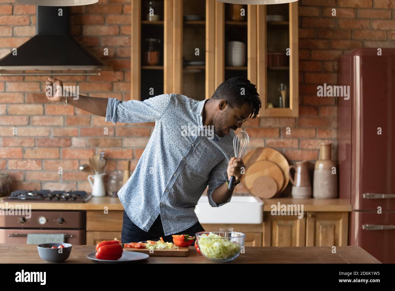 Felice uomo biraciale hanno divertimento cucinare a casa cucina Foto Stock