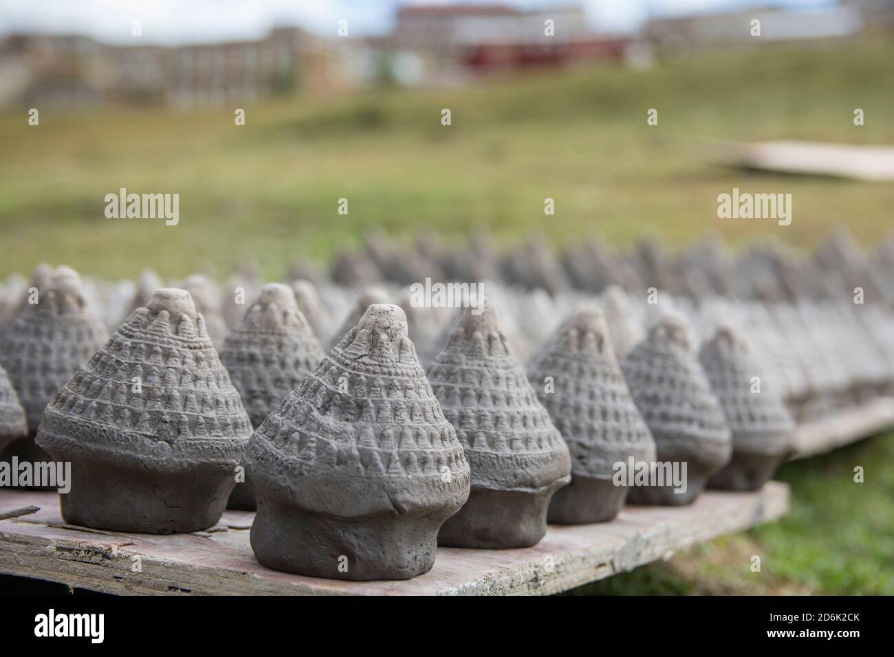 Arte Tibetana: Molti coni 'TSA-tsaa' che vengono cotti al sole. Un fascino tradizionale di argilla lucy, in forma di 'Chorten' (un monumento buddista), usato per lo spirito Foto Stock