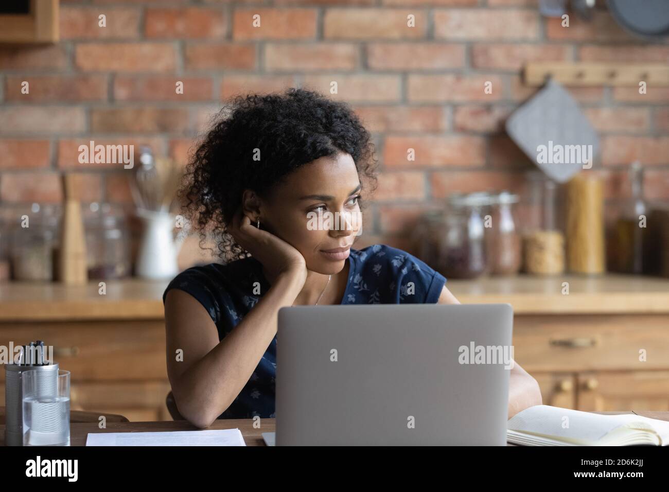La giovane donna africana americana distratta dal computer sognare Foto Stock