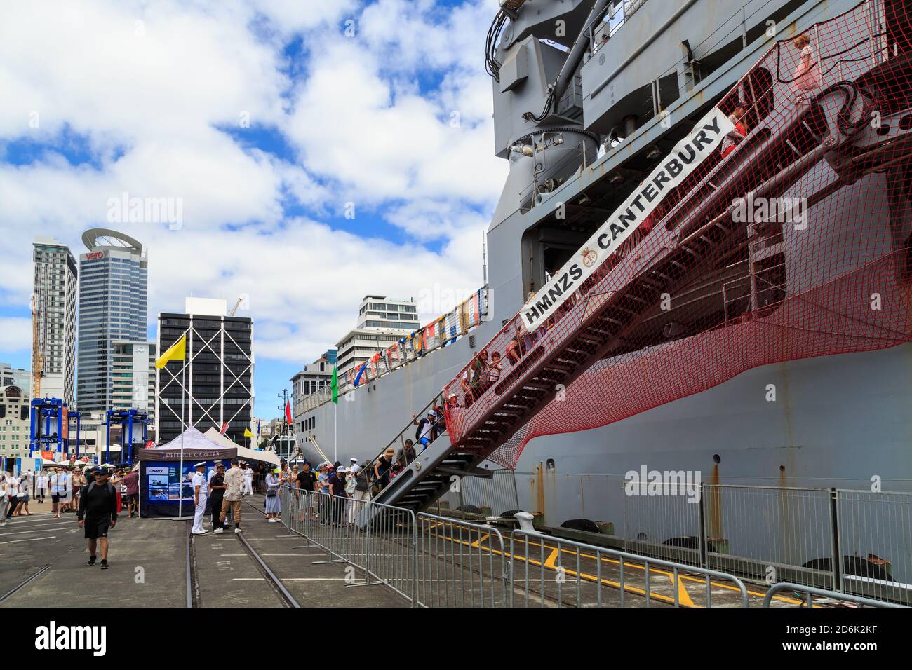 Membri del pubblico imbarco HMAS Canterbury, una nave della Marina della Nuova Zelanda, presso un porto di Auckland aperto giorno. Auckland, Nuova Zelanda, gennaio 16 2019 Foto Stock