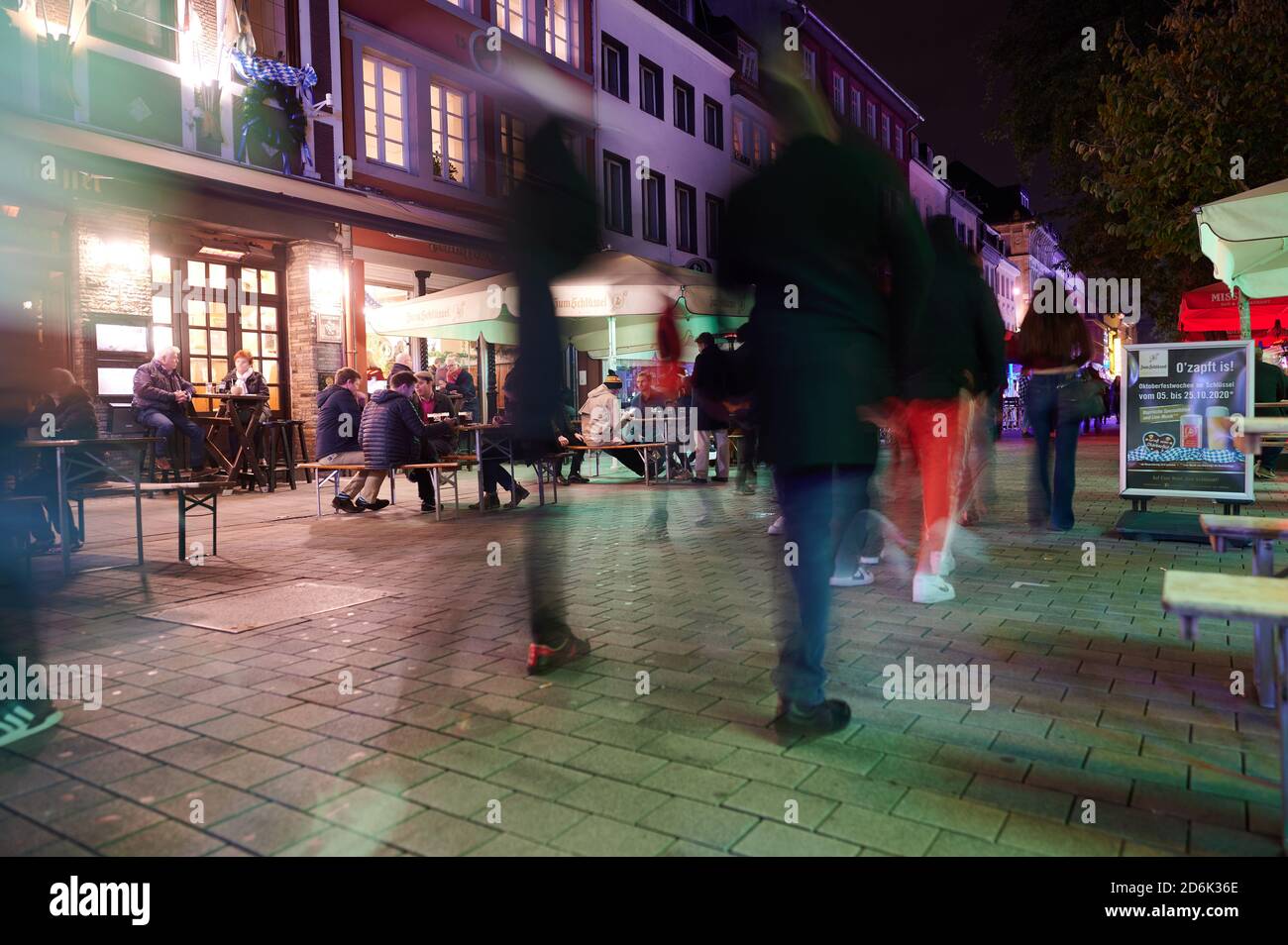 Duesseldorf, Germania. 17 Ott 2020. Gli ospiti potranno gustare cibo e bevande nel centro storico di Düsseldorf prima della chiusura, a partire dalle 11. Credit: Henning Kaiser/dpa/Alamy Live News Foto Stock