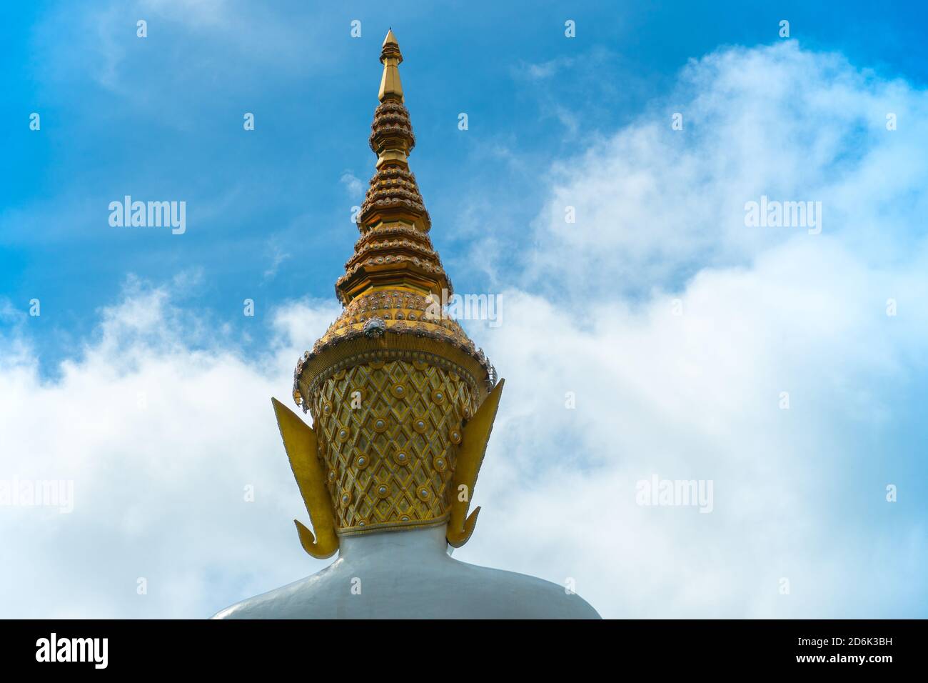 jada alta capelli sulla bella testa di Buddha a Wat Phachonkeaw Sulla collina di Khao Kho il bel punto di riferimento e famoso in Petchabun Thailandia Foto Stock