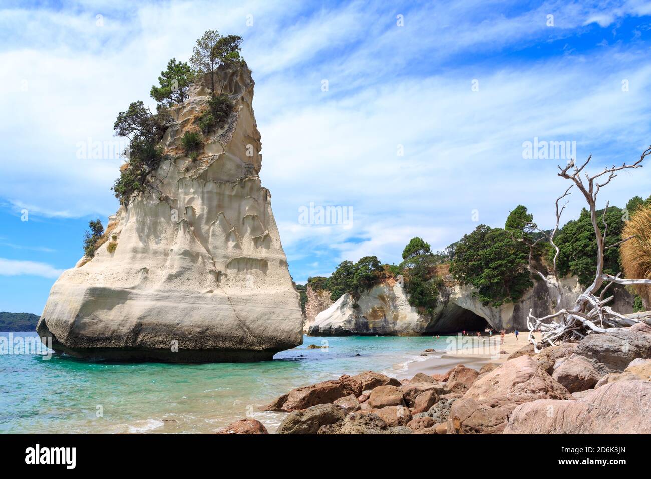 Cathedral Cove sulla Penisola di Coromandel, Nuova Zelanda. Te Hoho Rock juts dall'oceano di fronte al famoso arco di roccia Foto Stock