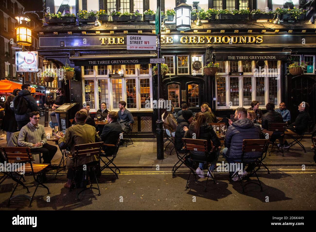 Last Night of Freedom come Tier 2 Lockdown è imposto sulle riunioni presso ristoranti e bar a Soho, Londra, UK Credit: Jeff Gilbert/Alamy Live News Foto Stock