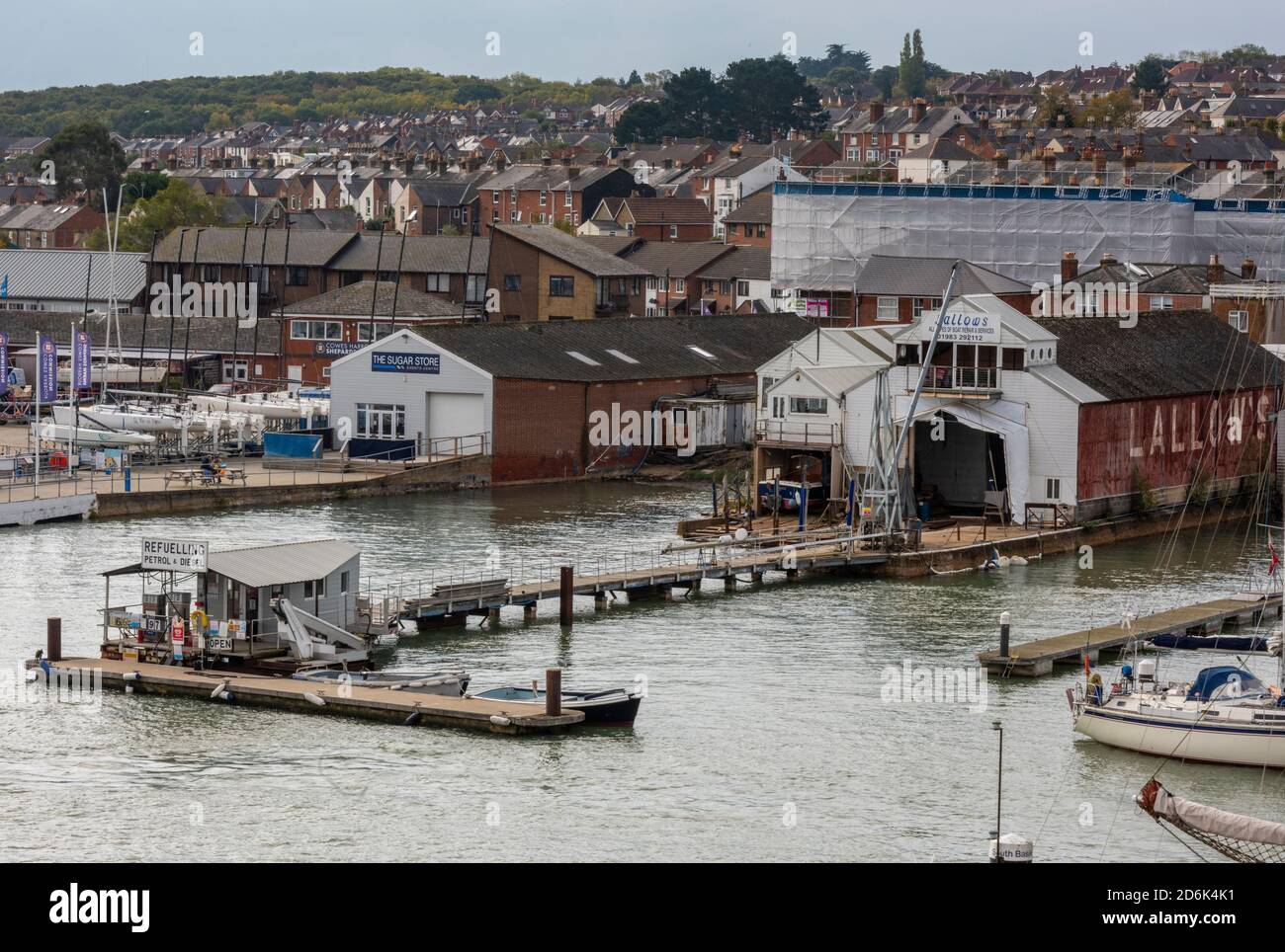 lowes cantiere sul lungomare di cowes sulla costa dell'isola di wight, cowes vela e yachting cantiere sulla costa nord dell'isola. Foto Stock
