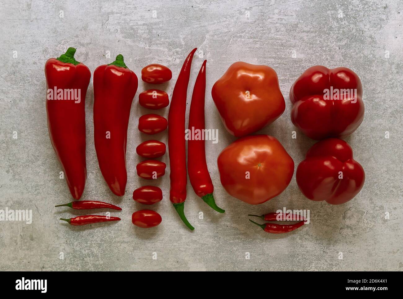 Verdure rosse in stile a maglia su sfondo grigio. Foto Stock