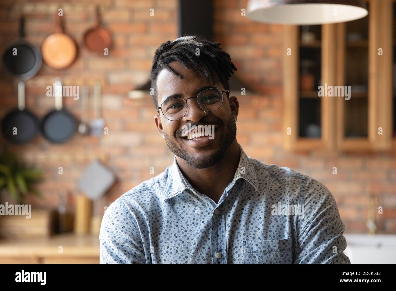 Ritratto di un uomo afroamericano sorridente in occhiali Foto Stock