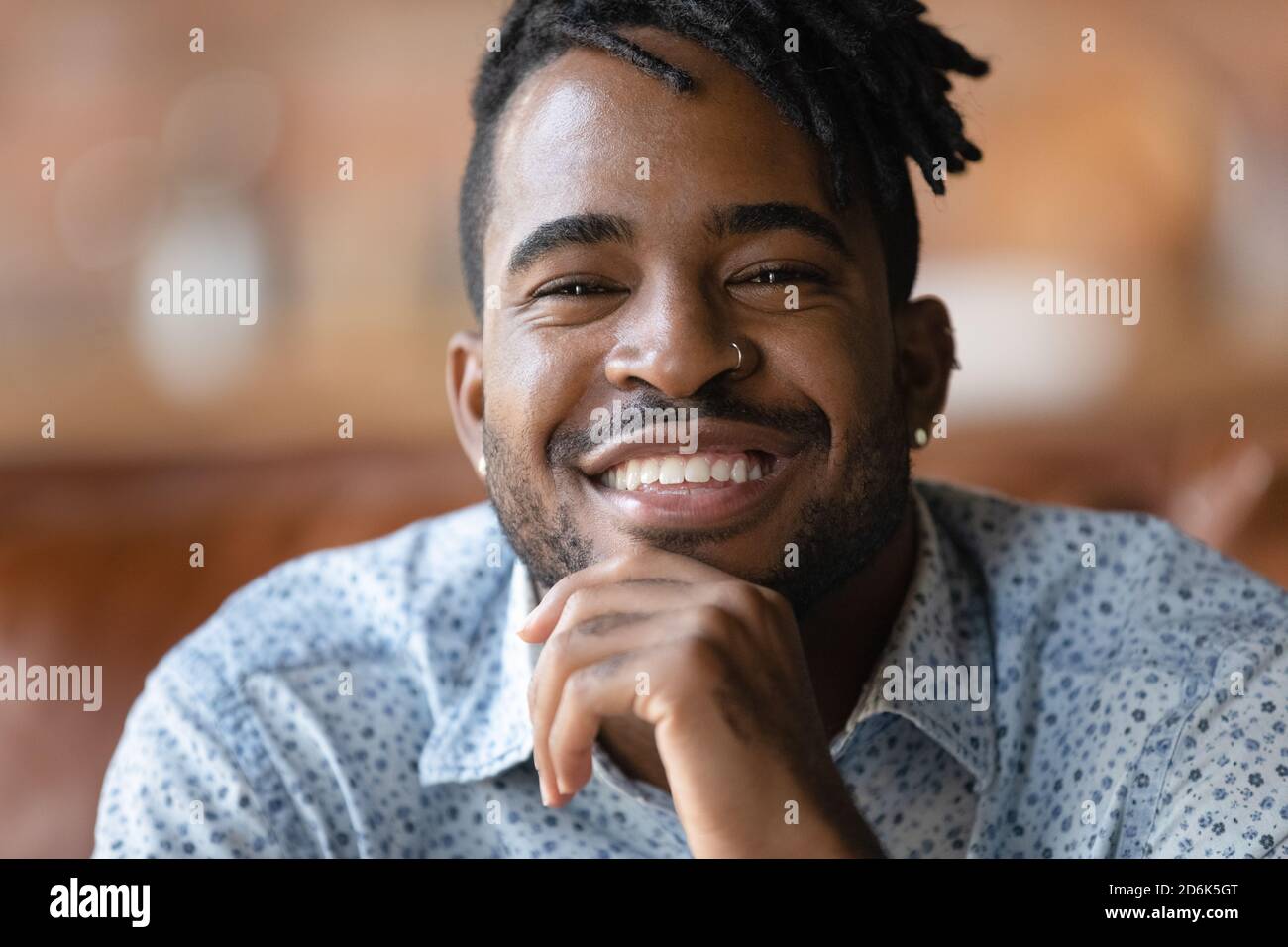 Ritratto di felice giovane afroamericano sorridente Foto Stock