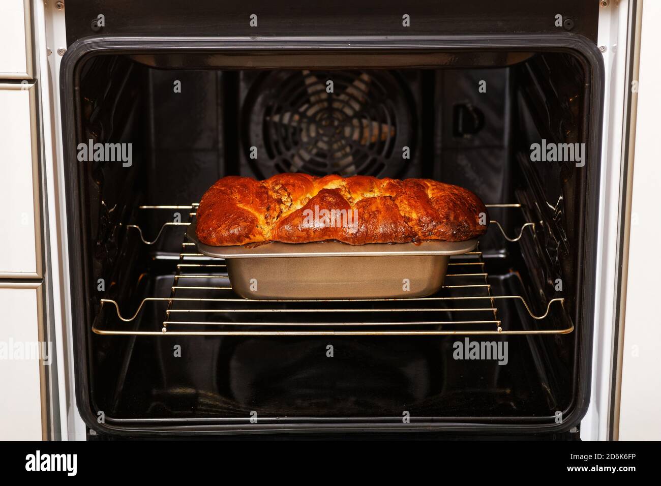il pane alla cannella fatto in casa viene cotto nel forno. Messa a fuoco superficiale. Foto Stock