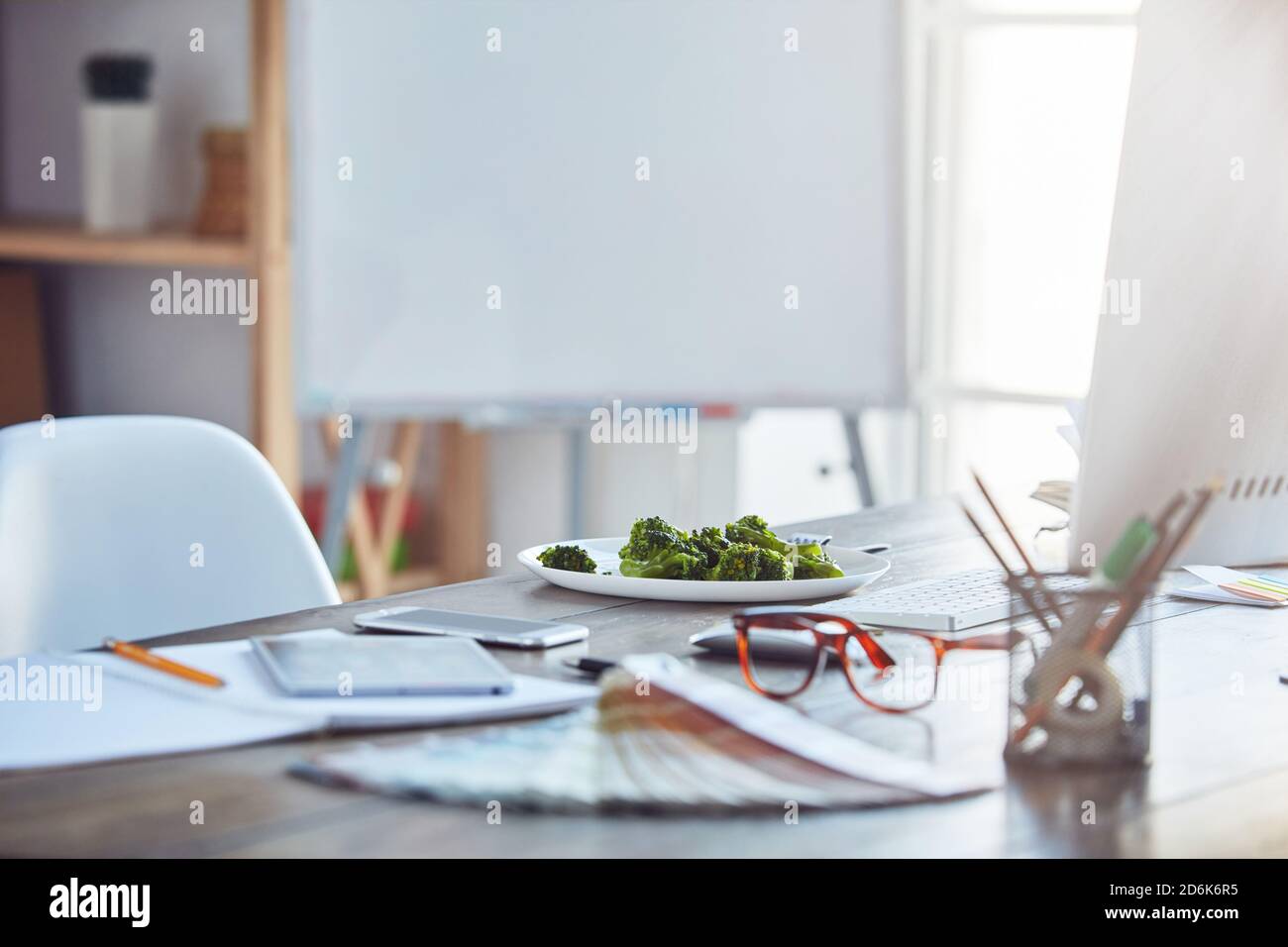 Cibo sano sul tavolo da lavoro. Stile di vita e concetto di cibo sano. Concetto di cibo in ufficio Foto Stock