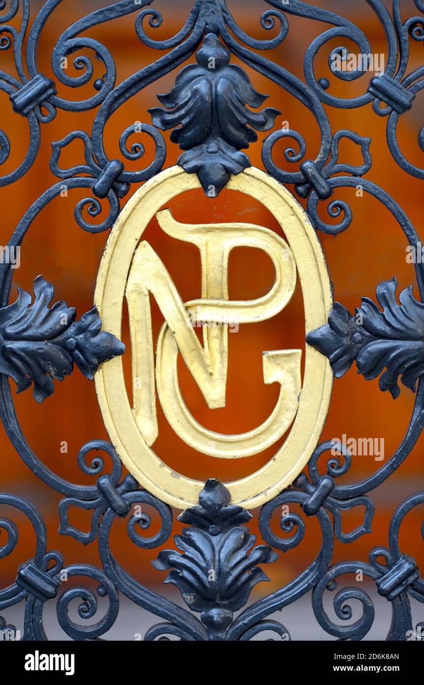 Londra, Inghilterra, Regno Unito. National Portrait Gallery on Sat Martin's Place - monogramma in metallo NPG sui cancelli d'ingresso Foto Stock