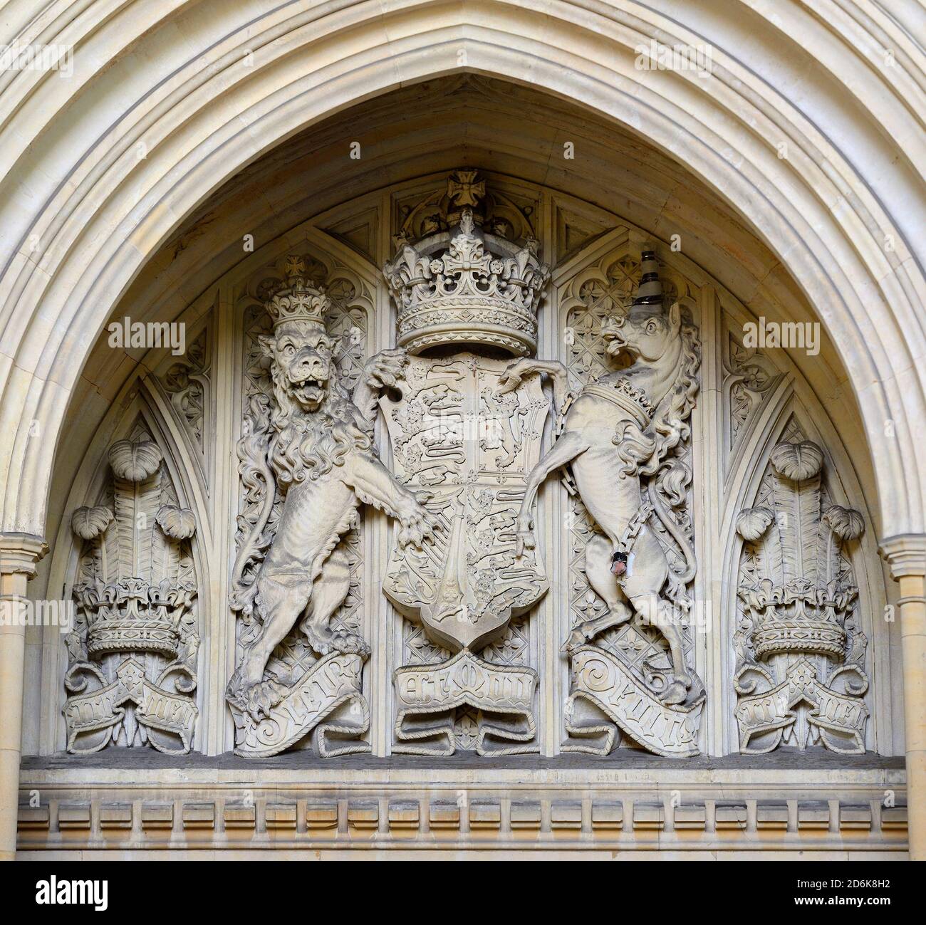 Londra, Inghilterra, Regno Unito. Versione Shield dello stemma britannico sopra l'ingresso del Sovrano alle Camere del Parlamento, (corno di Unicorn sotto re. Foto Stock