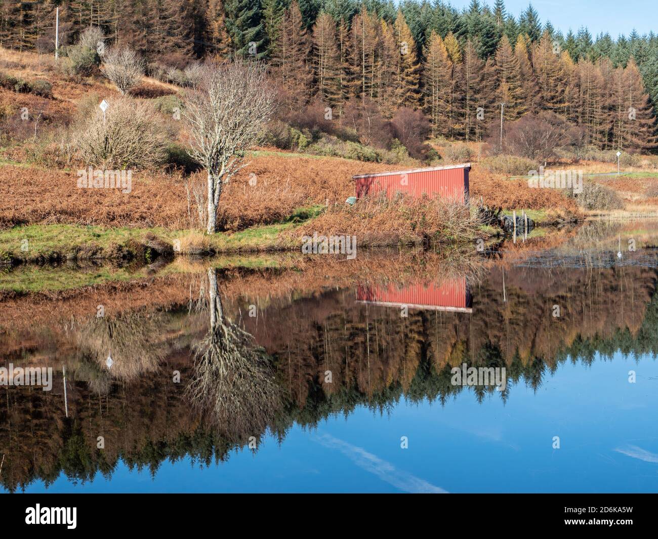 Loch Peallach B8073 Anglers capanna e riflessioni Isola di Mull Scozia Regno Unito Foto Stock