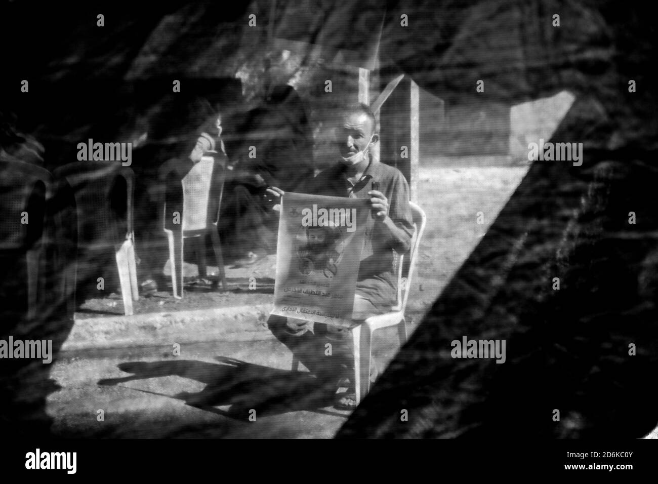 Gaza, la striscia di Gaza, la Palestina. 18 Ott 2020. Un manifestante tiene un manifesto di prigioniero palestinese in una prigione israeliana Maher al-Akhras, che è in uno sciopero della fame per 84 giorni, all'interno di una tenda di solidarietà accanto al Comitato Internazionale della Croce Rossa a Gaza, il 18 ottobre 2020. Credit: Mahmoud Issa/Quds Net News/ZUMA Wire/Alamy Live News Foto Stock