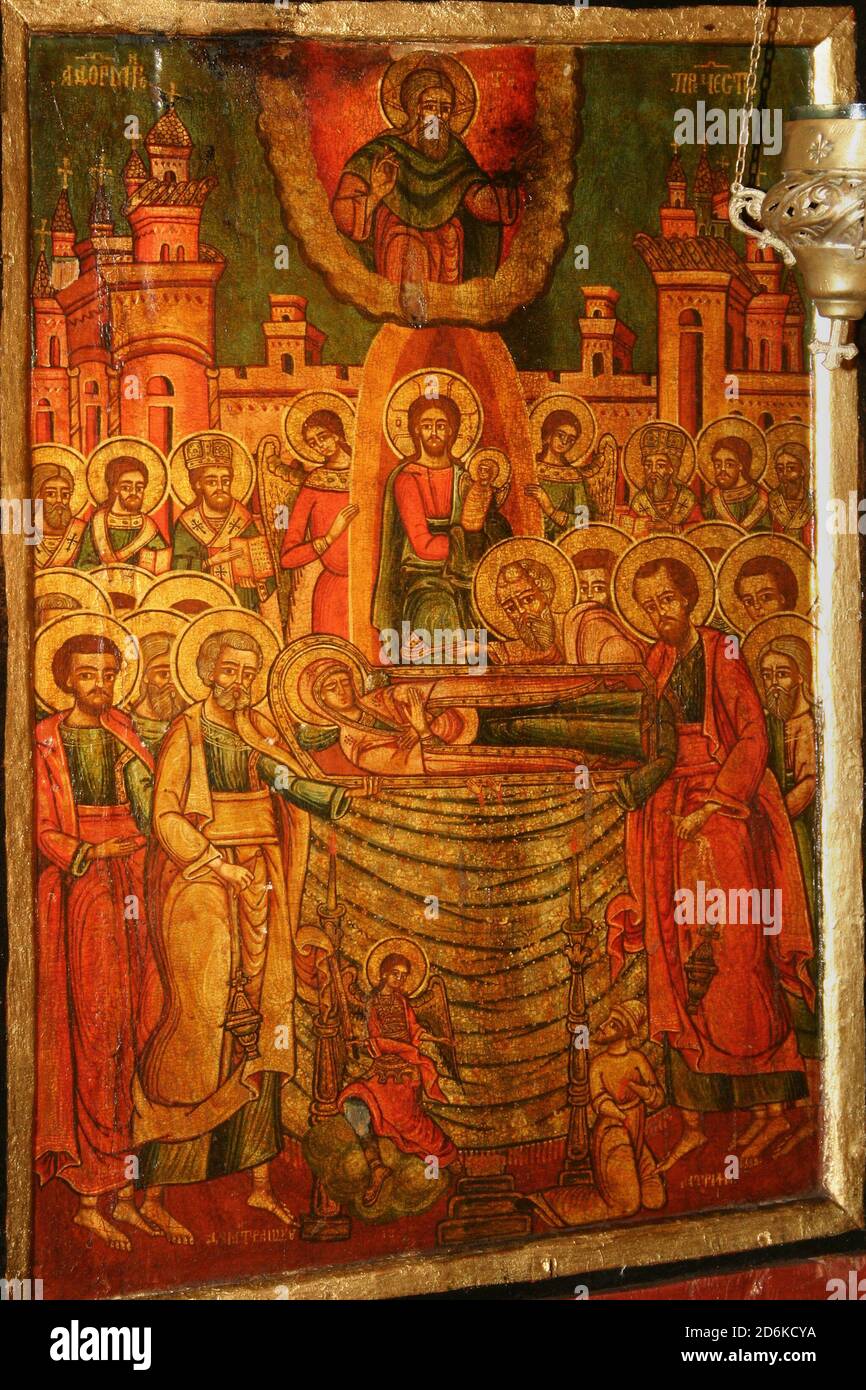 Antica icona cristiana ortodossa raffigurante la Dormizione della Madre di Dio, con gli apostoli che portano il suo corpo. Foto Stock