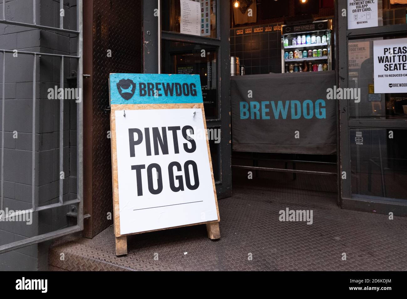 BrewDog pints per andare takeaway pints durante la pandemia del coronavirus, Edimburgo, Scozia, Regno Unito Foto Stock