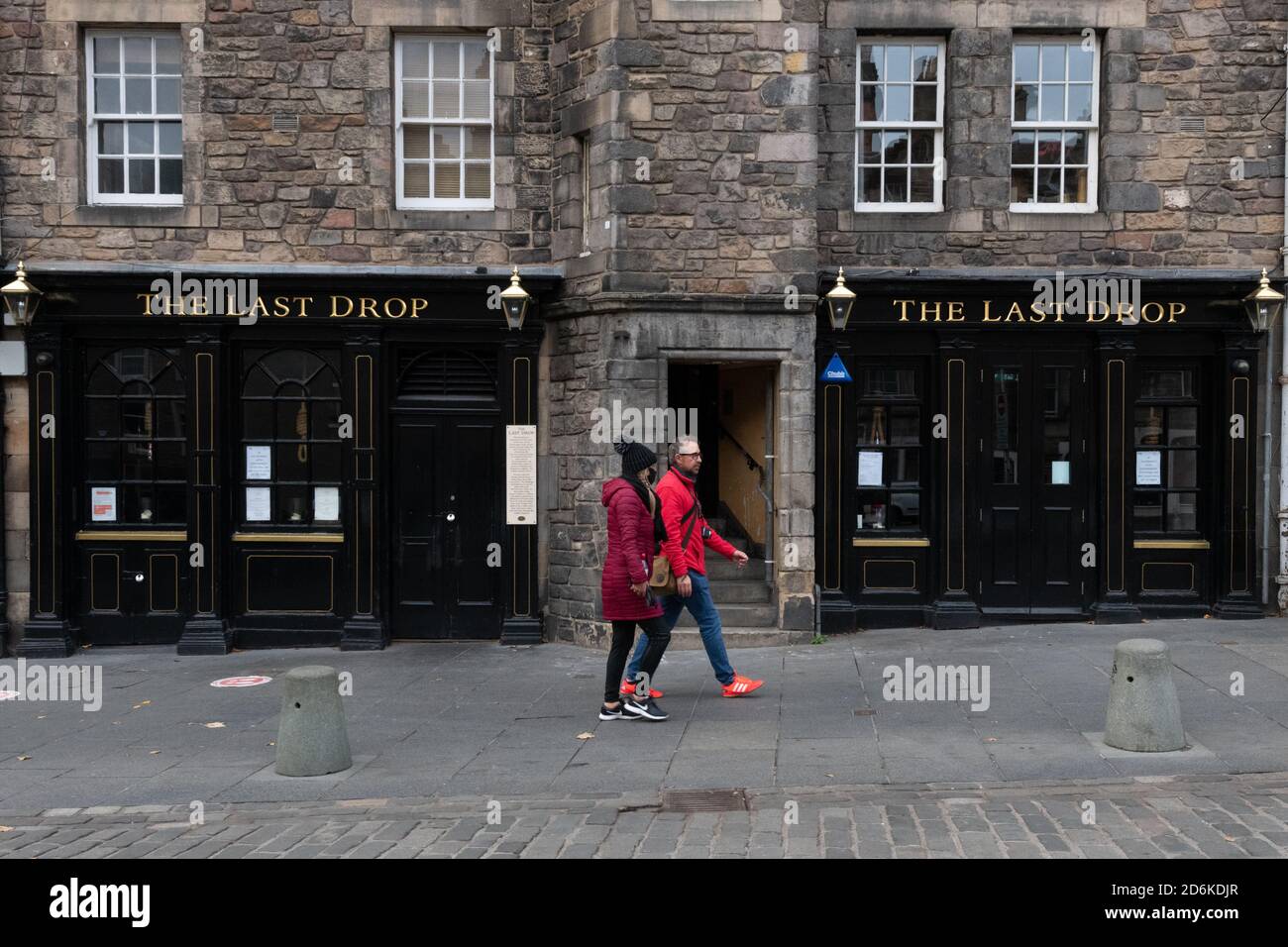 Pub chiuso a Edimburgo (area del consiglio di salute della Lothian) a causa delle restrizioni del coronavirus introdotte nell'ottobre 2020 nella Central Belt, Scozia, Regno Unito Foto Stock