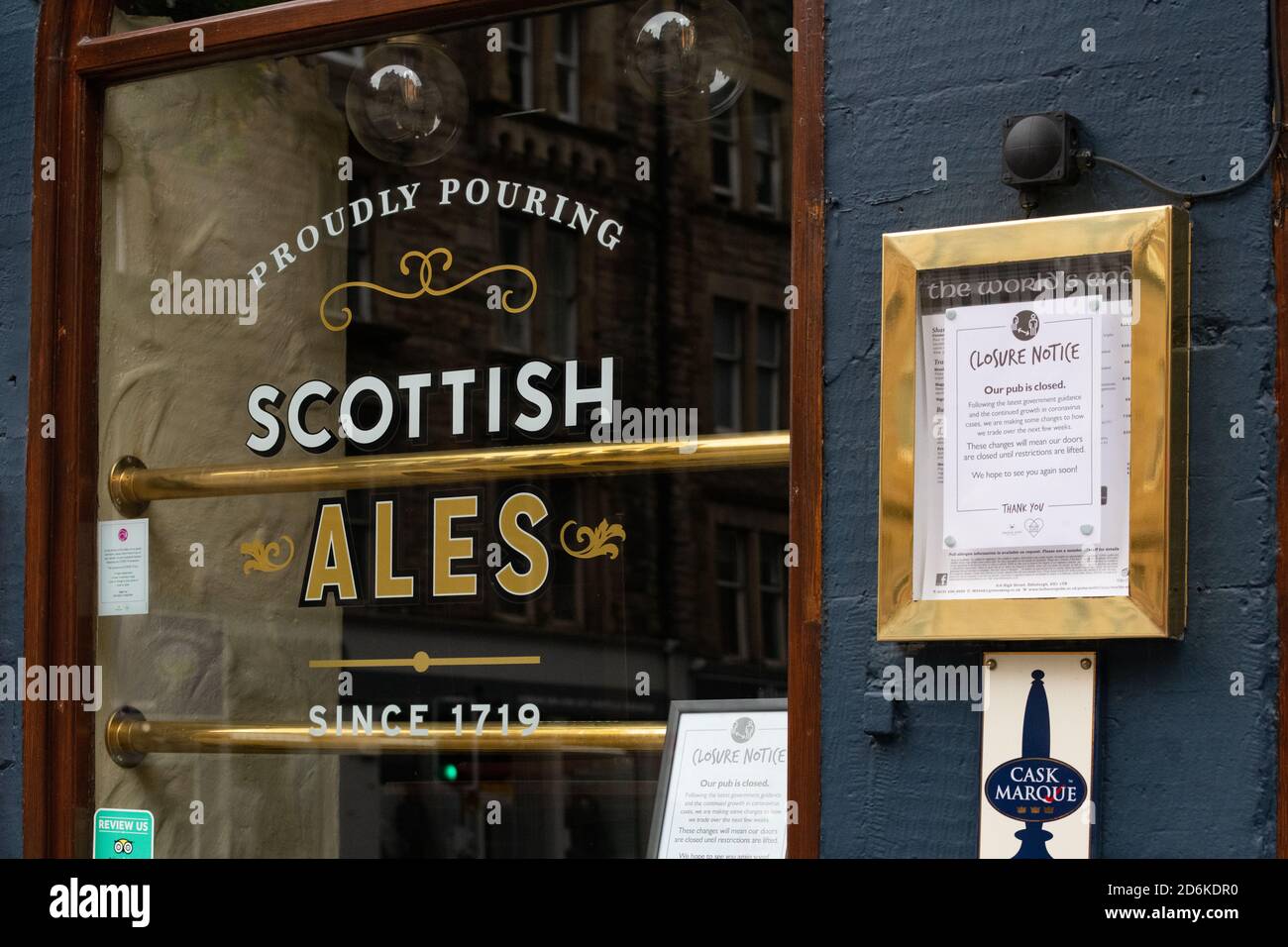 Pub chiuso a Edimburgo (area del consiglio di salute della Lothian) a causa delle restrizioni del coronavirus introdotte nell'ottobre 2020 nella Central Belt, Scozia, Regno Unito Foto Stock