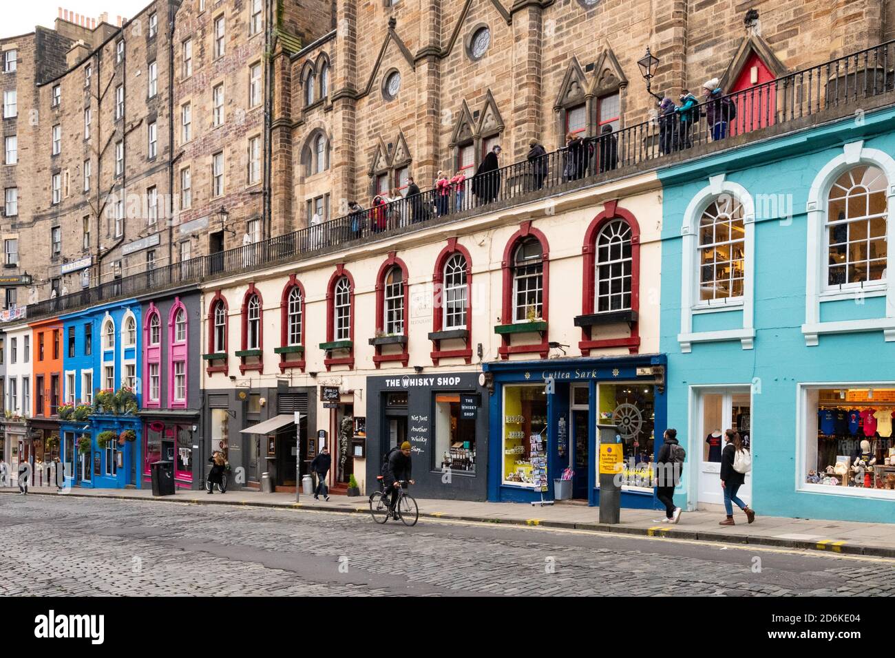 Città vecchia di Edimburgo - colorati negozi dipinti su Victoria Street e West Bow, pedonali durante la pandemia di coronavirus, Edimburgo, Scozia, Regno Unito Foto Stock