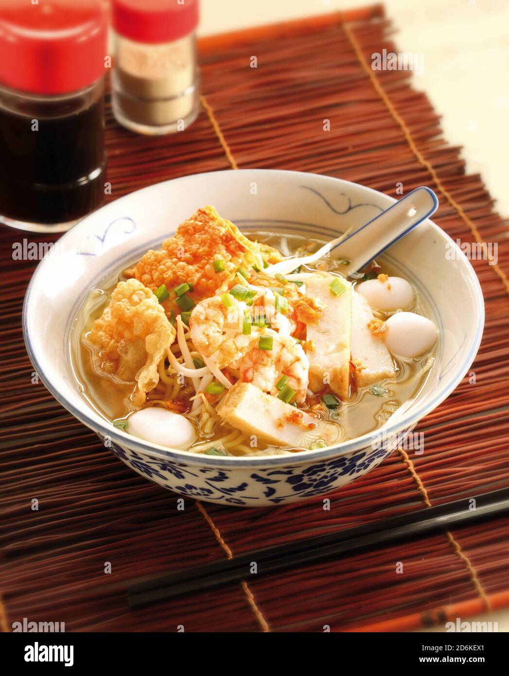 Zuppa di noodle di pesce di cibo asiatico Foto Stock