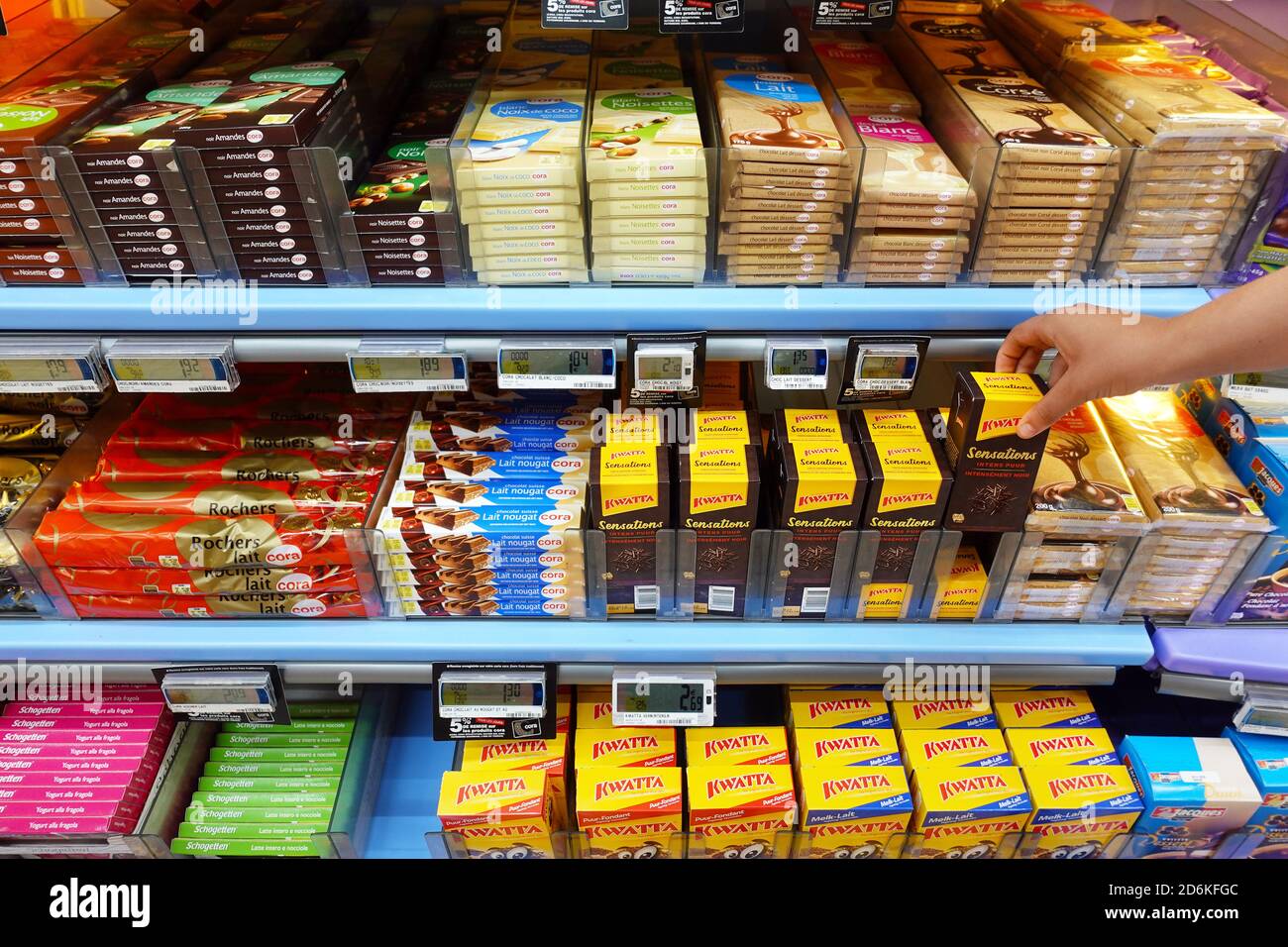 Mensole con una varietà di barrette di cioccolato in un supermercato. Foto Stock