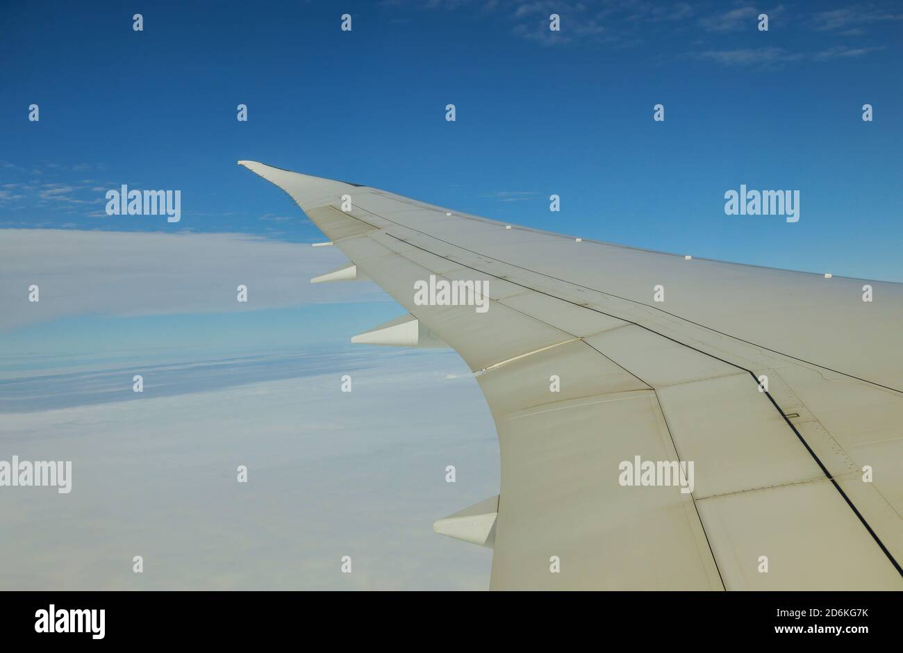 Nuvole nel cielo come visto su un'ala di un aereo che vola Foto Stock