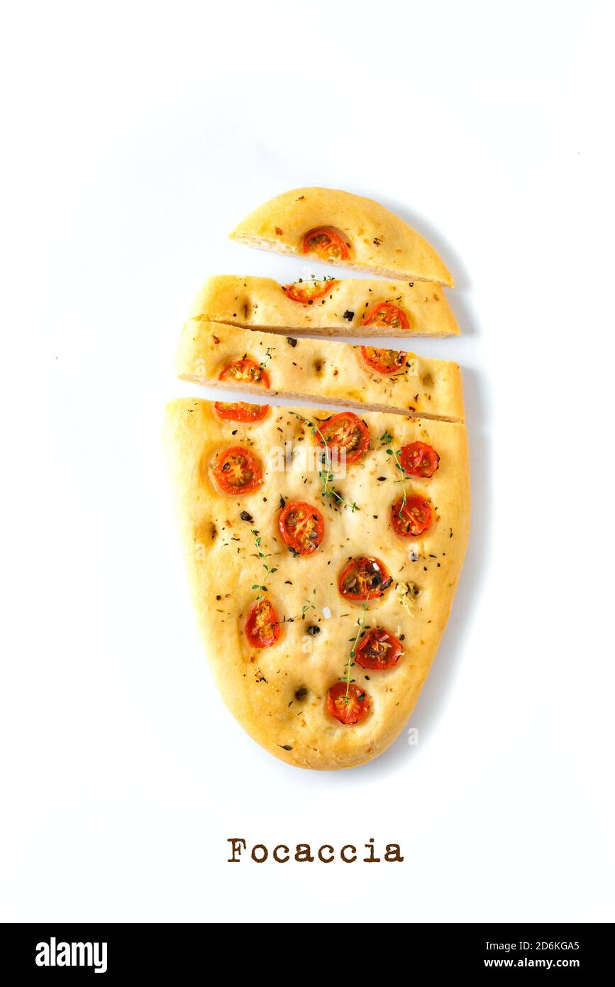 Focaccia tradizionale italiana con pomodori ed erbe isolate su sfondo bianco. Focaccia di pane piatto fatta in casa. Foto Stock