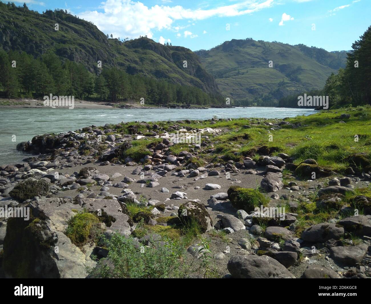 Il fiume infuria alte montagne scure il passo di montagna Altai nella valle verde sulle rive Foto Stock