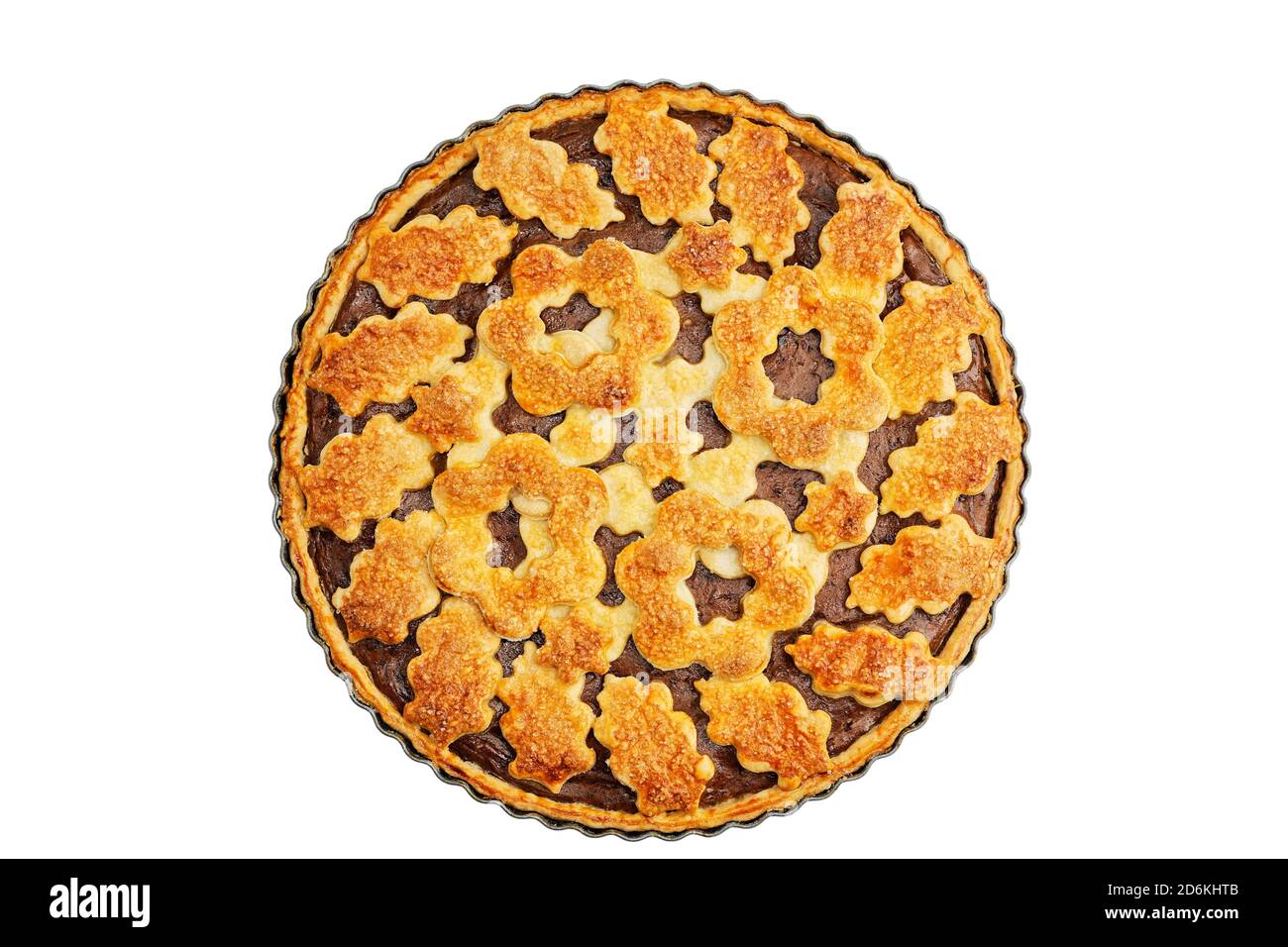 Torta fatta in casa con formaggio cottage e prugne isolate su bianco. Vista dall'alto. Foto Stock