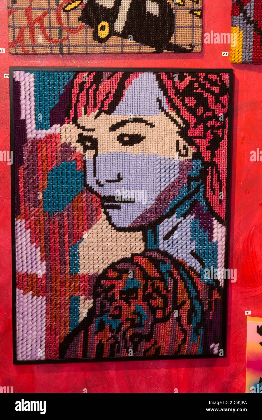 Sydney, Australia, domenica 18 ottobre 2020. Artista Nike Mc Donald con la sua mostra, Tap Gallery, Surry Hills, e... C'è una luce su, una mostra d'arte, è una risposta al tema della Sydney Craft Week, Change Maker. L'immersione nello spazio della galleria offrirà un cambiamento sensoriale per lo spettatore. Lo spazio è compatto e l'arte tessile è appesa in stile Salon per posti di riposo visivi limitati, i titoli artistici si ispirano ai testi delle canzoni per evocare l'umore e l'esperienza passata. Credit: Paul Lovelace/Alamy Live News Foto Stock