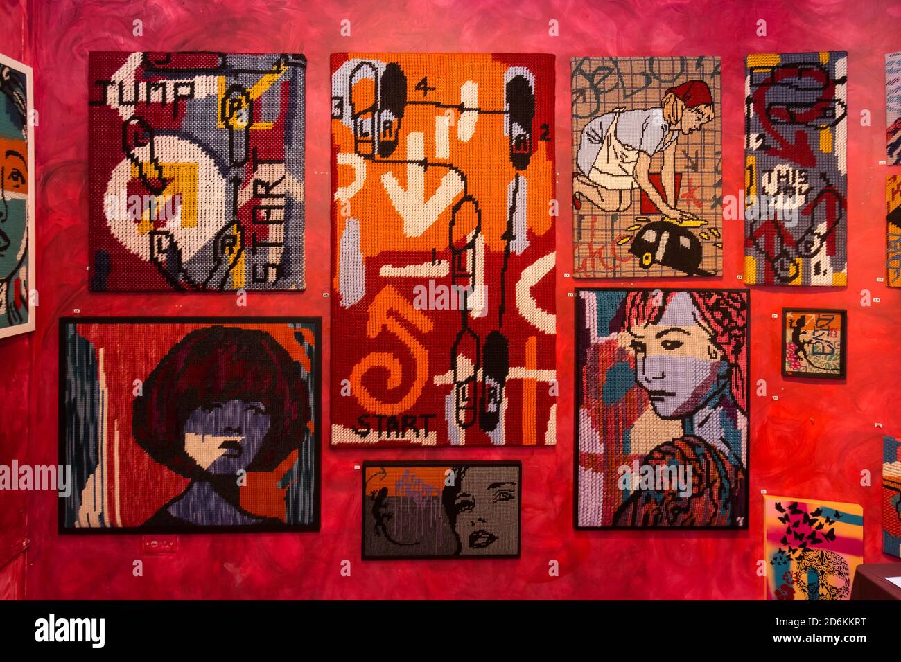 Sydney, Australia, domenica 18 ottobre 2020. Artista Nike Mc Donald con la sua mostra, Tap Gallery, Surry Hills, e... C'è una luce su, una mostra d'arte, è una risposta al tema della Sydney Craft Week, Change Maker. L'immersione nello spazio della galleria offrirà un cambiamento sensoriale per lo spettatore. Lo spazio è compatto e l'arte tessile è appesa in stile Salon per posti di riposo visivi limitati, i titoli artistici si ispirano ai testi delle canzoni per evocare l'umore e l'esperienza passata. Credit: Paul Lovelace/Alamy Live News Foto Stock