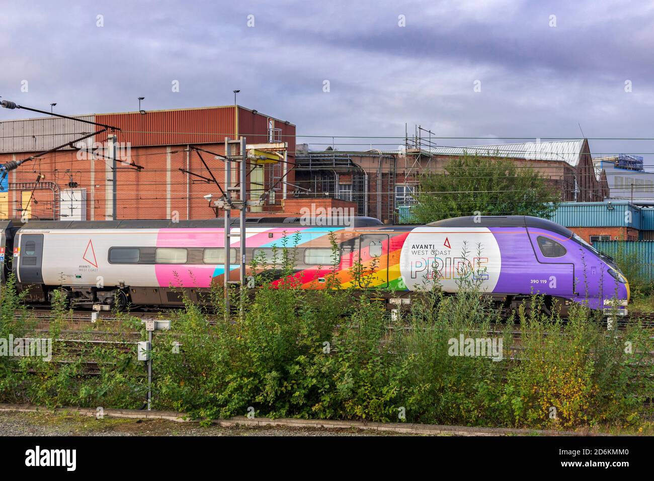 Avanti Pride Pendolino sulla linea principale della costa occidentale. Treno avvolto multicolore. Foto Stock