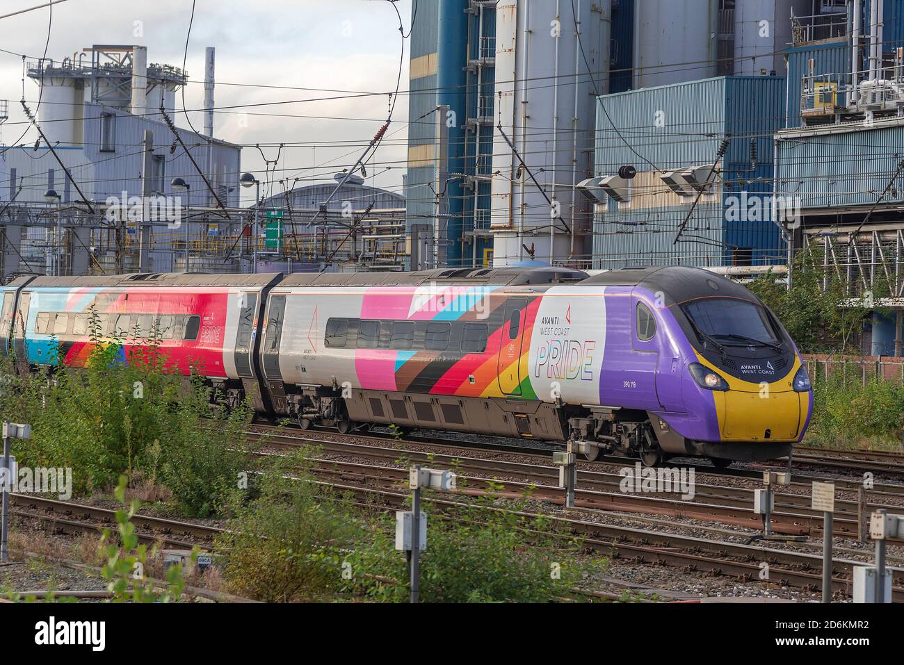 Avanti Pride Pendolino sulla linea principale della costa occidentale. Treno avvolto multicolore. Foto Stock