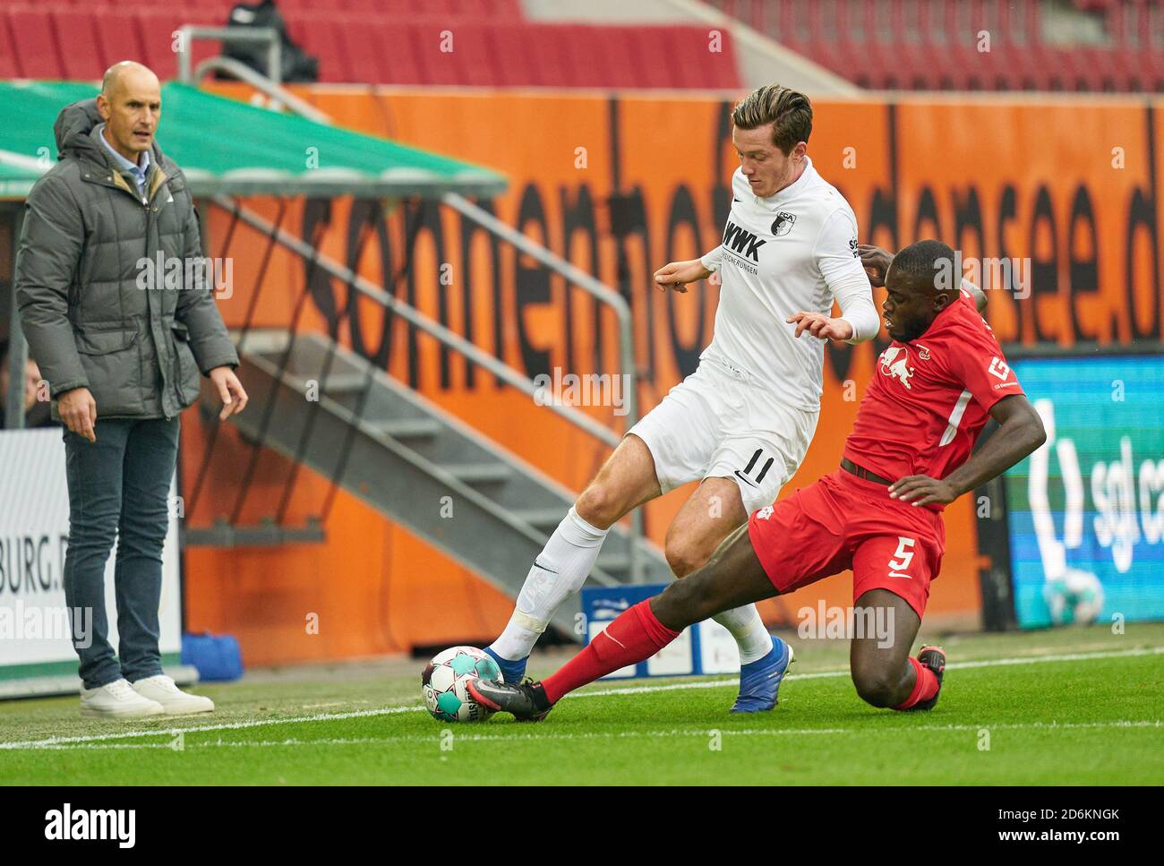 Michael GREGORITSCH, FCA 11 competere per la palla, affrontare, duello, testata, zweikampf, azione, lotta contro ANGELINO, RB Leipzig 3 FC AUGUSTA - RB LEIPZIG 0-2 1.German Football League , Augusta, 17 ottobre 2020. Stagione 2020/2021, match day 04, © Peter Schatz / Alamy Live News - le NORME DFL VIETANO QUALSIASI USO DI FOTOGRAFIE come SEQUENZE DI IMMAGINI e/o QUASI-VIDEO - Foto Stock