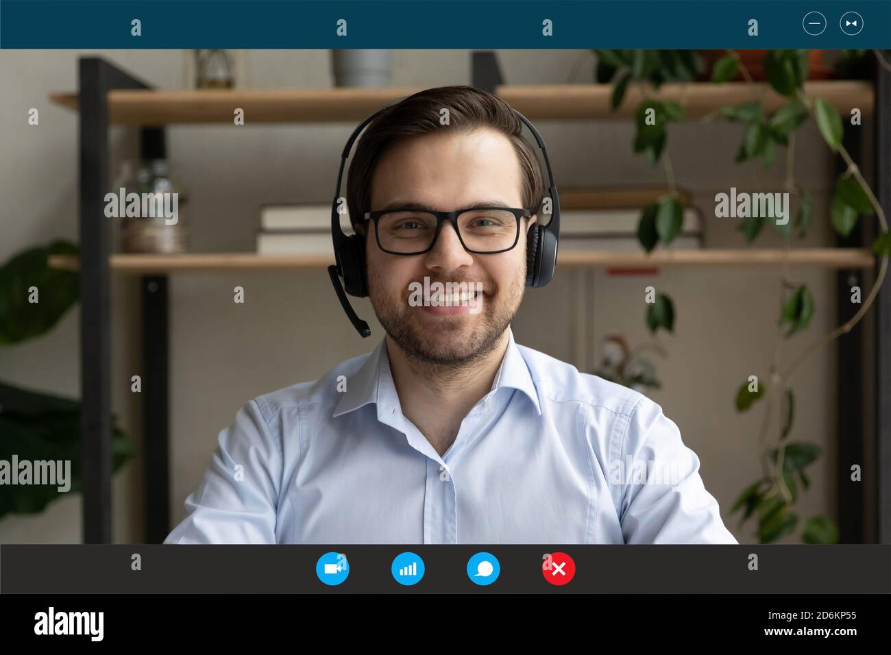 Immagine della testa schermo verticale visualizzazione sorridente del dipendente che indossa la cuffia Foto Stock