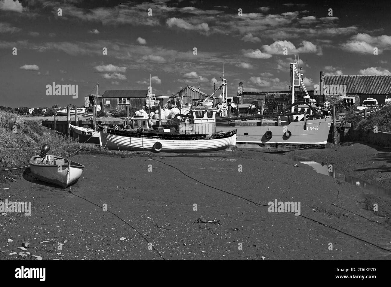 Barche a Brancaster Staithe Harbour a bassa marea sulla costa di Norfolk, Regno Unito Foto Stock