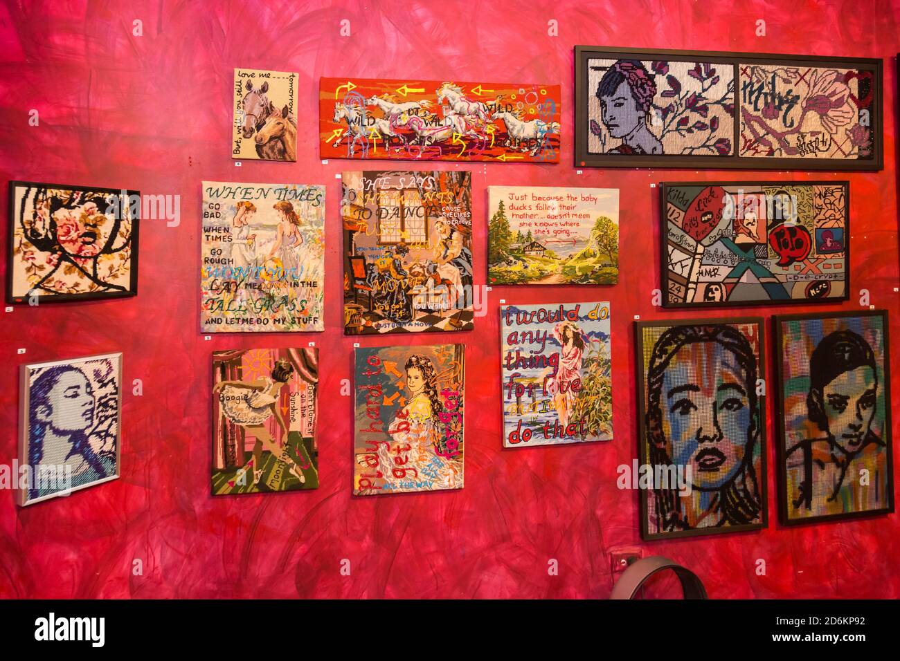 Sydney, Australia, domenica 18 ottobre 2020. Artista Nike Mc Donald con la sua mostra, Tap Gallery, Surry Hills, e... C'è una luce su, una mostra d'arte, è una risposta al tema della Sydney Craft Week, Change Maker. L'immersione nello spazio della galleria offrirà un cambiamento sensoriale per lo spettatore. Lo spazio è compatto e l'arte tessile è appesa in stile Salon per posti di riposo visivi limitati, i titoli artistici si ispirano ai testi delle canzoni per evocare l'umore e l'esperienza passata. Credit: Paul Lovelace/Alamy Live News Foto Stock