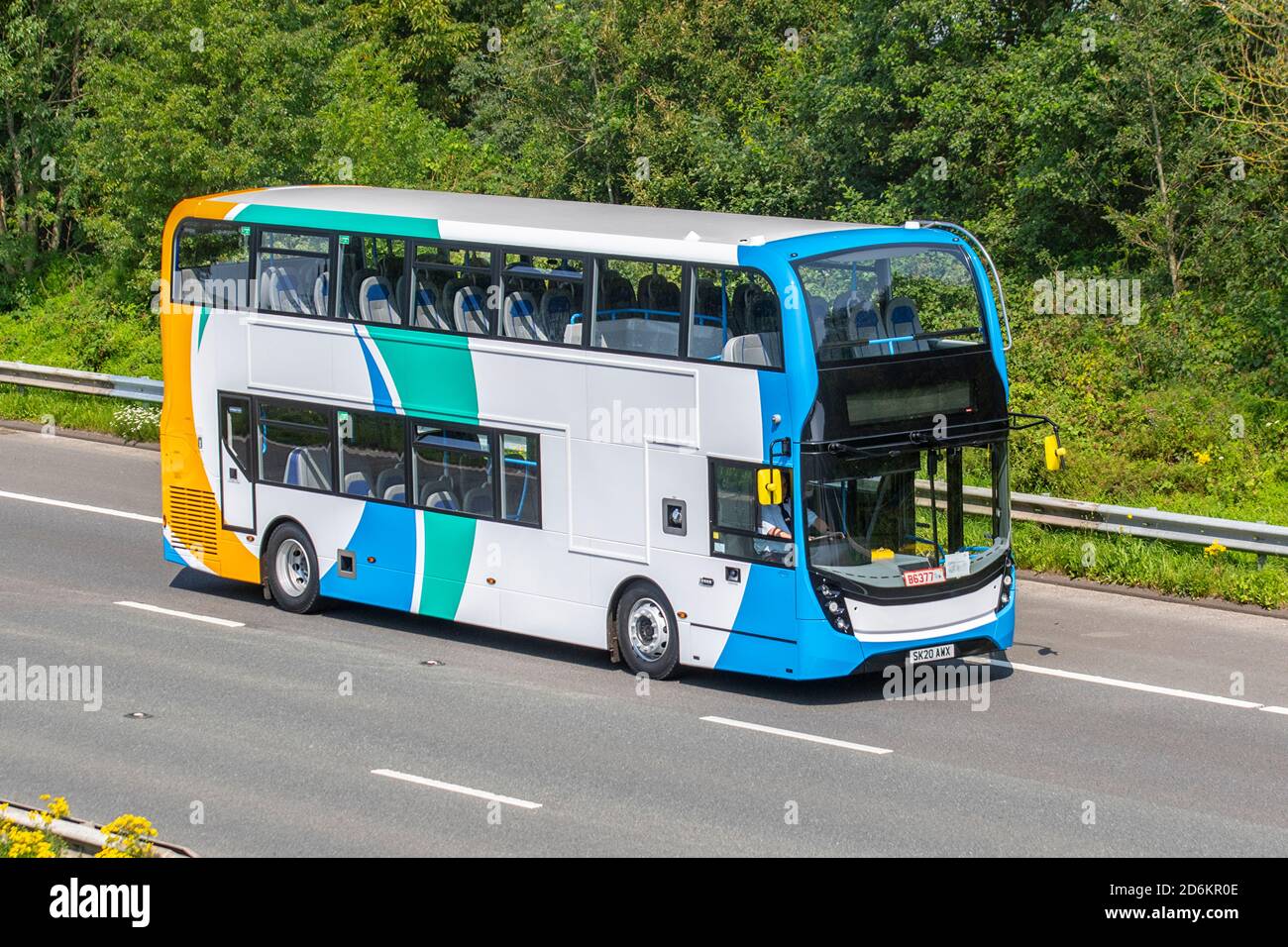 2020 Alexander Dennis Enviro Tour in pullman, linee di autobus, contratti scolastici, noleggio privato, escursioni giornaliere e viaggi in vacanza passeggeri sull'autostrada M6 a Manchester, Regno Unito Foto Stock