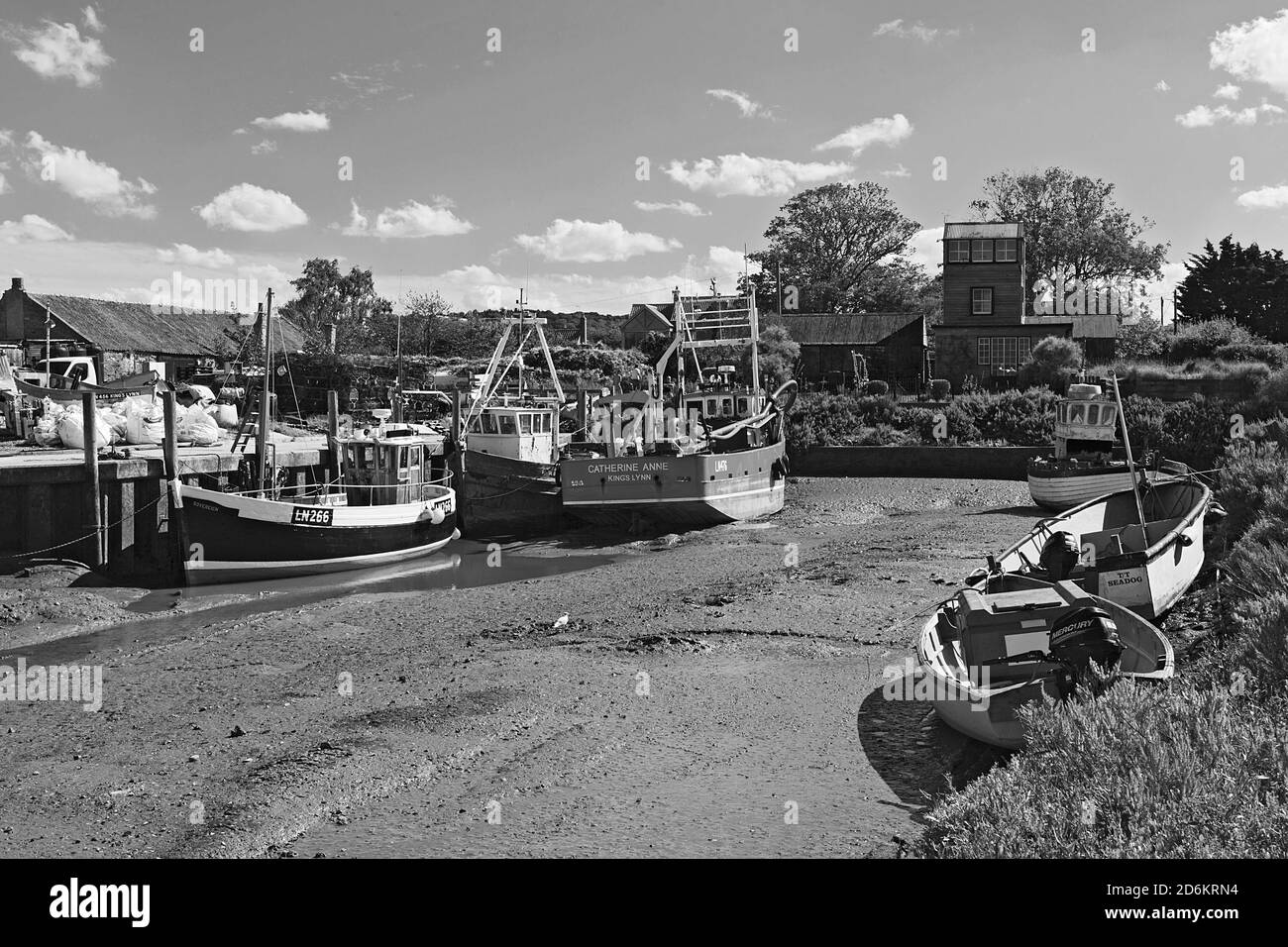 Bassa marea nel porto di Brancaster Staithe sulla costa di Norfolk, Regno Unito Foto Stock