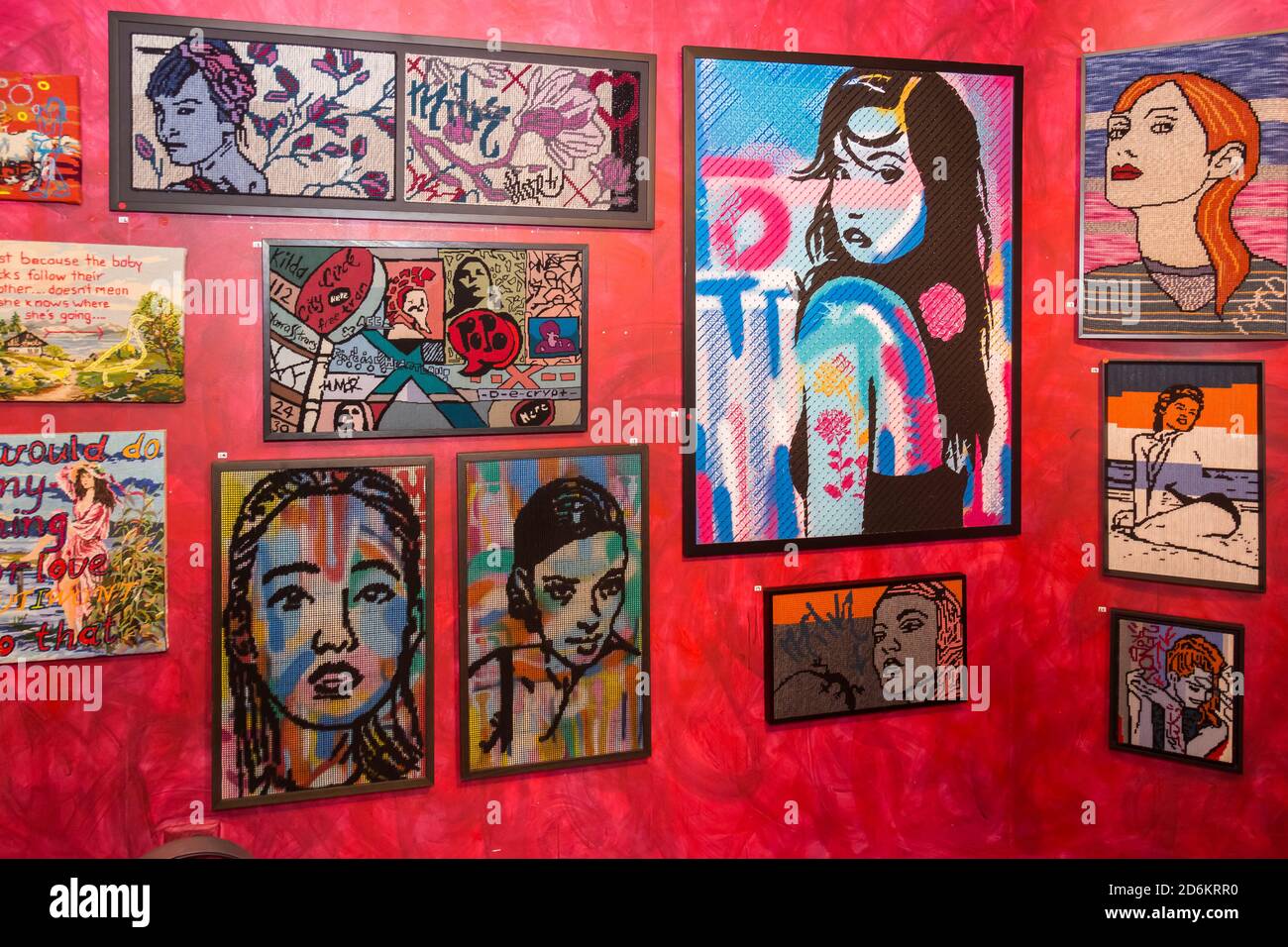 Sydney, Australia, domenica 18 ottobre 2020. Artista Nike Mc Donald con la sua mostra, Tap Gallery, Surry Hills, e... C'è una luce su, una mostra d'arte, è una risposta al tema della Sydney Craft Week, Change Maker. L'immersione nello spazio della galleria offrirà un cambiamento sensoriale per lo spettatore. Lo spazio è compatto e l'arte tessile è appesa in stile Salon per posti di riposo visivi limitati, i titoli artistici si ispirano ai testi delle canzoni per evocare l'umore e l'esperienza passata. Credit: Paul Lovelace/Alamy Live News Foto Stock