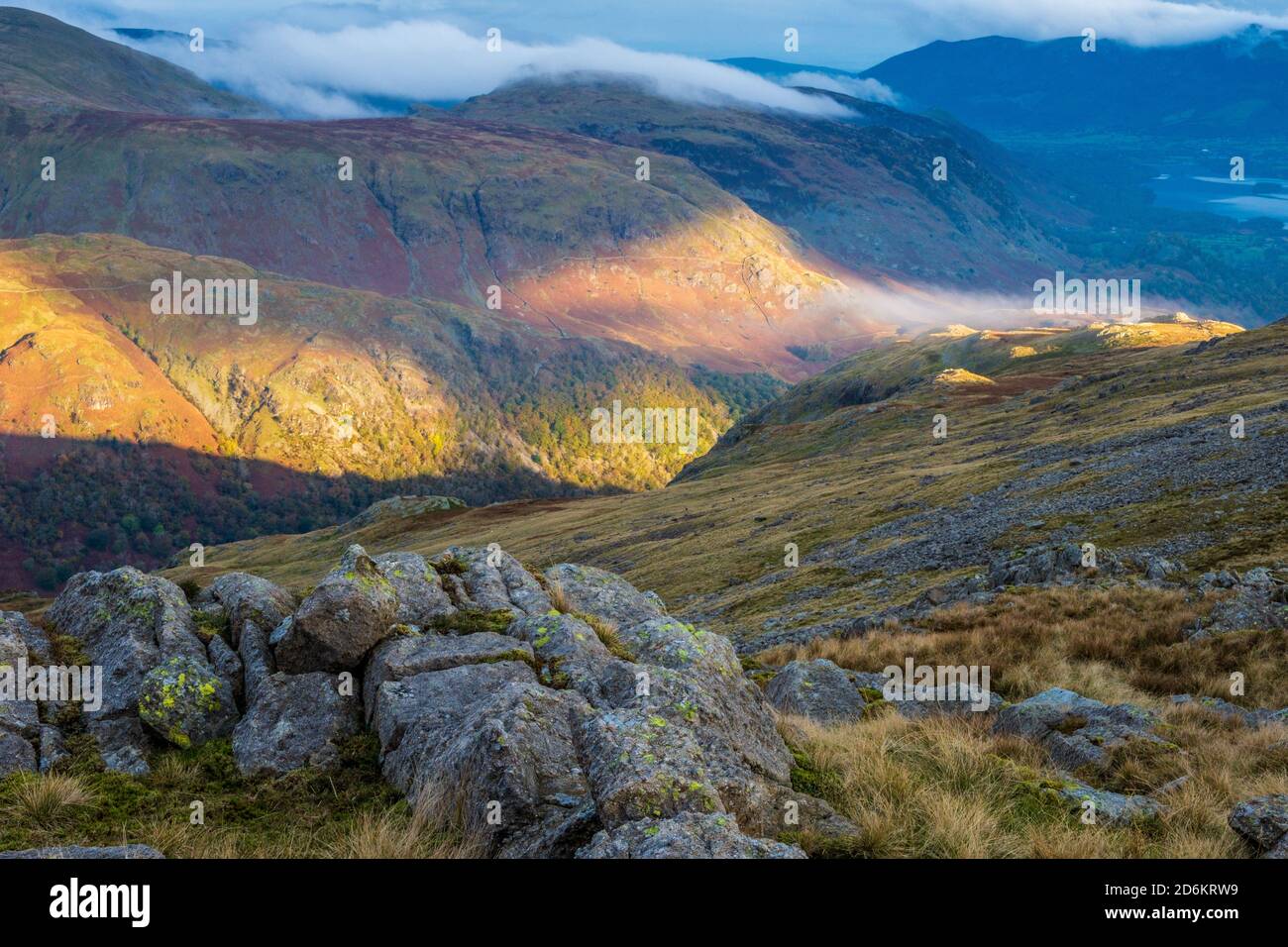 Sole e nebbie al mattino presto nel Lake District National Parcheggio Foto Stock