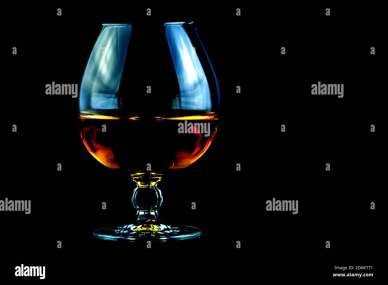 Grande bicchiere di brandy con brandy isolato su sfondo nero Foto Stock