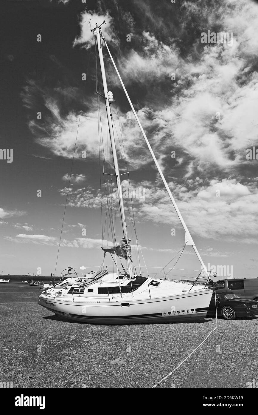 Yacht in barca a bassa marea a Brancaster Staith sulla costa di Norfolk, Regno Unito Foto Stock