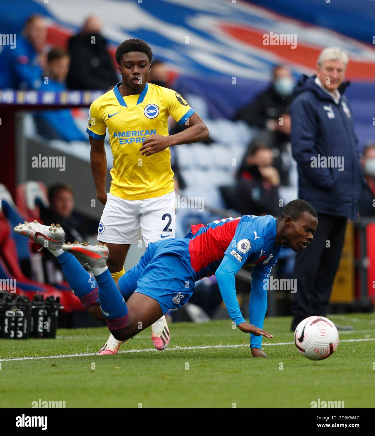 Tariq Lamptey di Brighton e Hove Albion fouls Tyrick Mitchell di Crystal Palace durante la partita della Premier League a Selhurst Park, Londra. Foto Stock