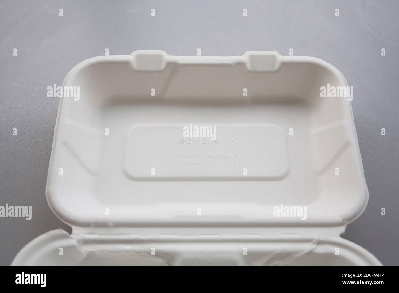 Take-away contenitore di cibo fatto da Vegware da canna di zucchero e completamente compostabile Foto Stock